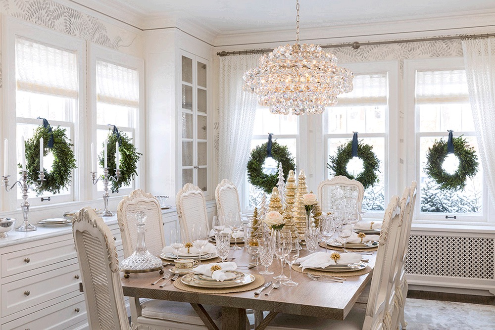 https://oharainteriors.com/wp-content/uploads/2020/02/DiningRoomTable_HolidayDecor.jpg