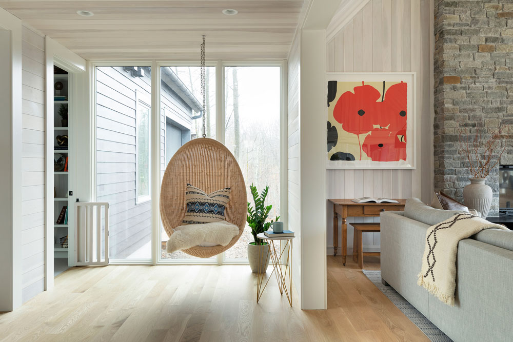 14 Scandinavian Lake Home With Swing Egg Chair