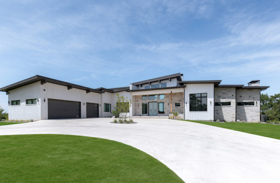 This Texas Lake Home Blends Mid-Century Modern with Classic Style 